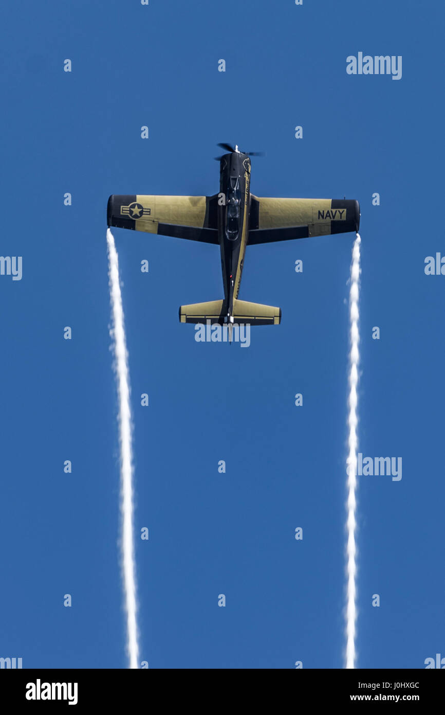 Maribor, Slowenien - 7. April 2017: North American T-28 Trojan des Red Bull display Team der Flying Bulls Kunstflug bei jährlichen Schulungen durchführen Stockfoto