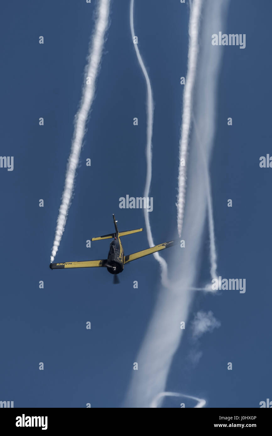 Maribor, Slowenien - 7. April 2017: North American T-28 Trojan des Red Bull display Team der Flying Bulls Kunstflug bei jährlichen Schulungen durchführen Stockfoto