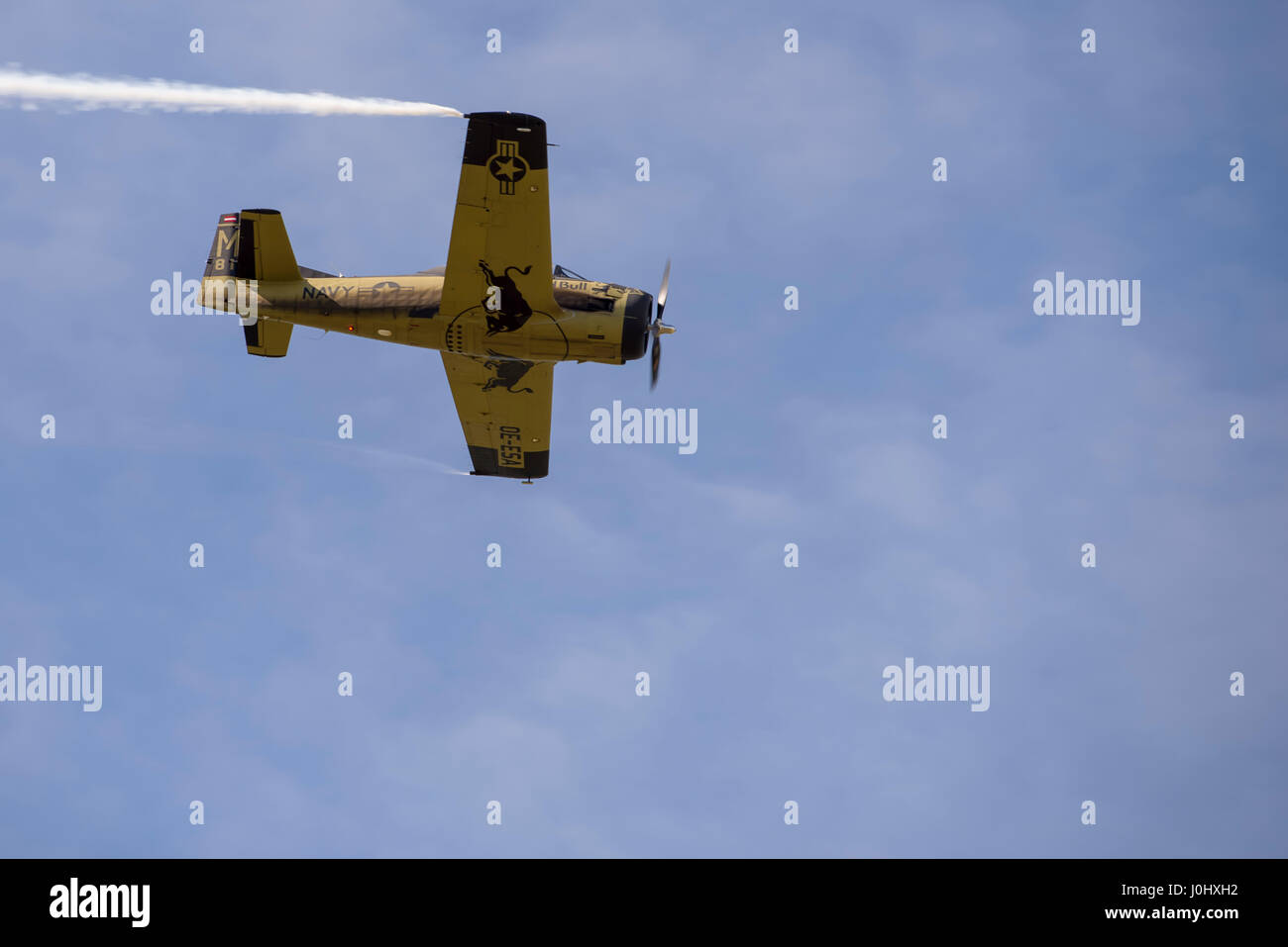 Maribor, Slowenien - 7. April 2017: North American T-28 Trojan des Red Bull display Team der Flying Bulls Kunstflug bei jährlichen Schulungen durchführen Stockfoto