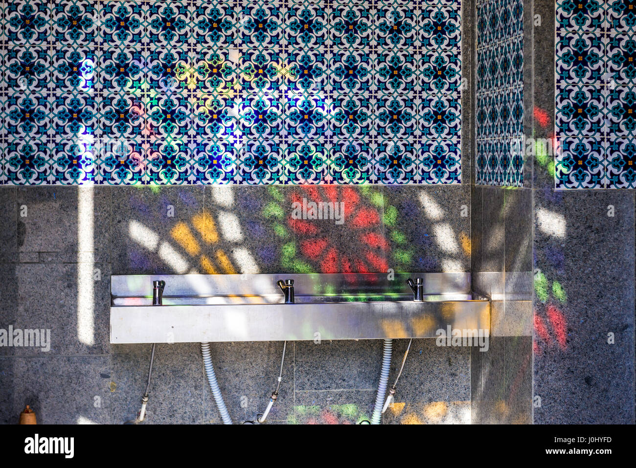 Gefliestes Bad in Moschee und Mausoleum von Shah Cheragh in Shiraz, Hauptstadt der Provinz Fars im Iran Stockfoto