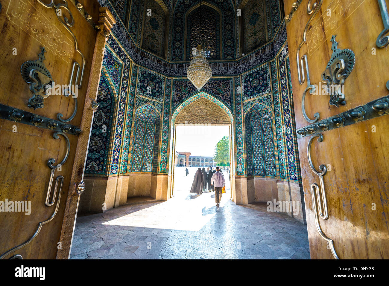 Großen Holztor in Moschee und Mausoleum von Shah Cheragh in Shiraz, Hauptstadt der Provinz Fars im Iran Stockfoto
