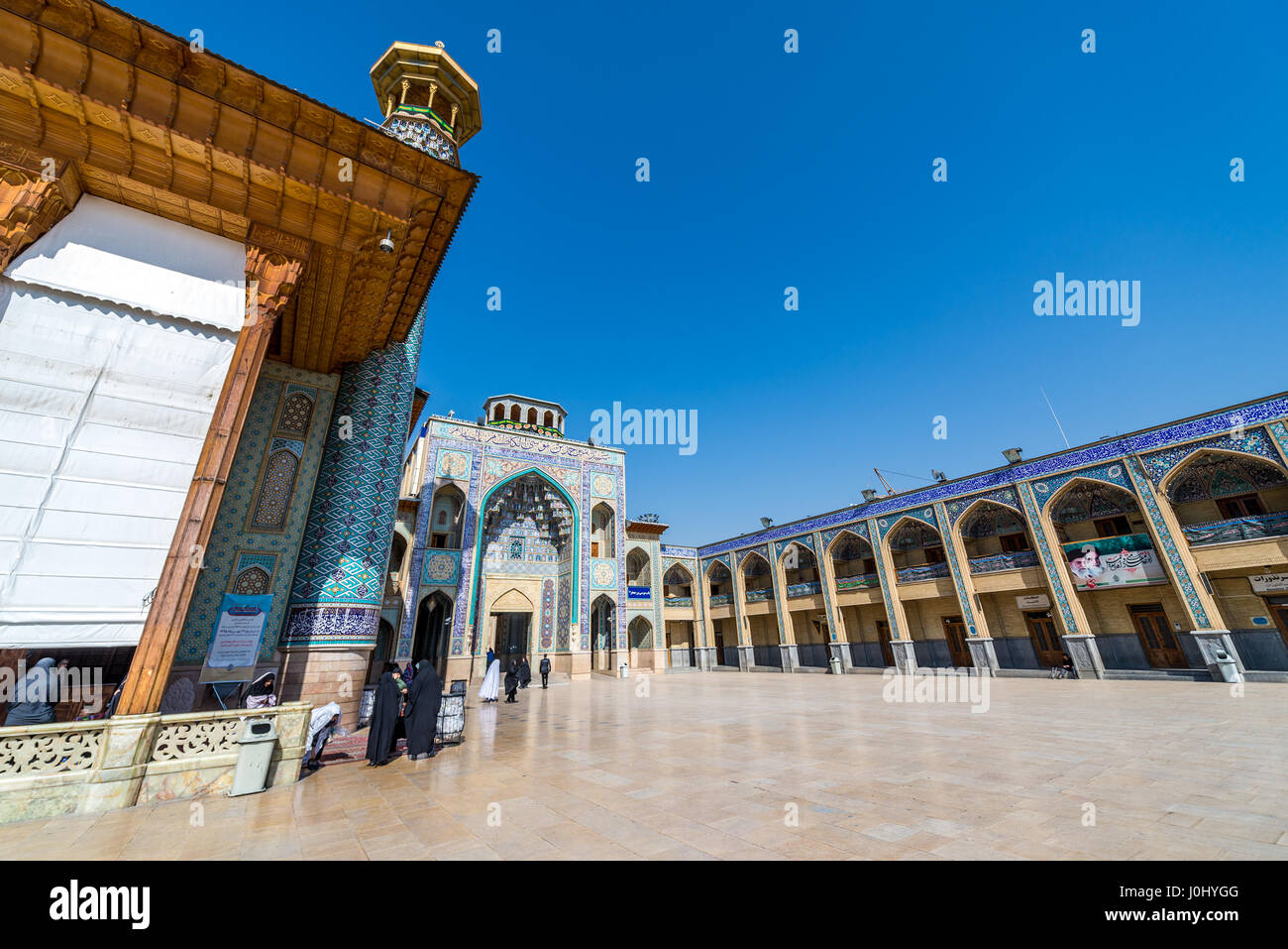 Hof der Moschee und Mausoleum von Shah Cheragh in Shiraz, Hauptstadt der Provinz Fars im Iran Stockfoto