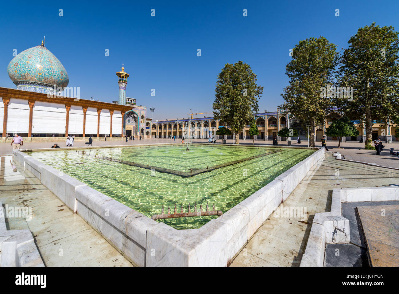 Pool auf einem Hof der Moschee und Mausoleum von Shah Cheragh in Shiraz, Hauptstadt der Provinz Fars im Iran Stockfoto