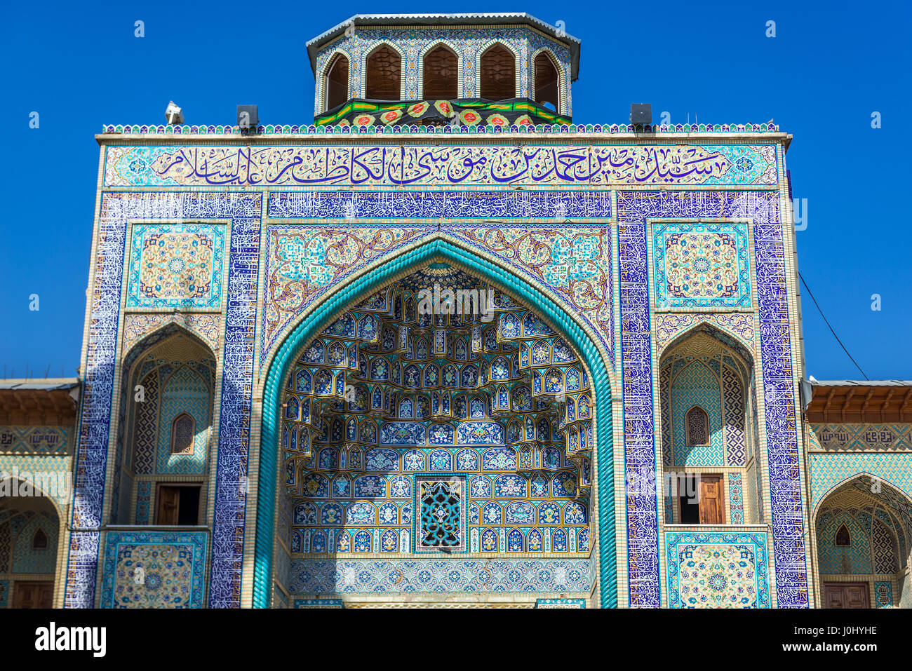 Großes Tor der Moschee und Mausoleum von Shah Cheragh in Shiraz, Hauptstadt der Provinz Fars im Iran Stockfoto