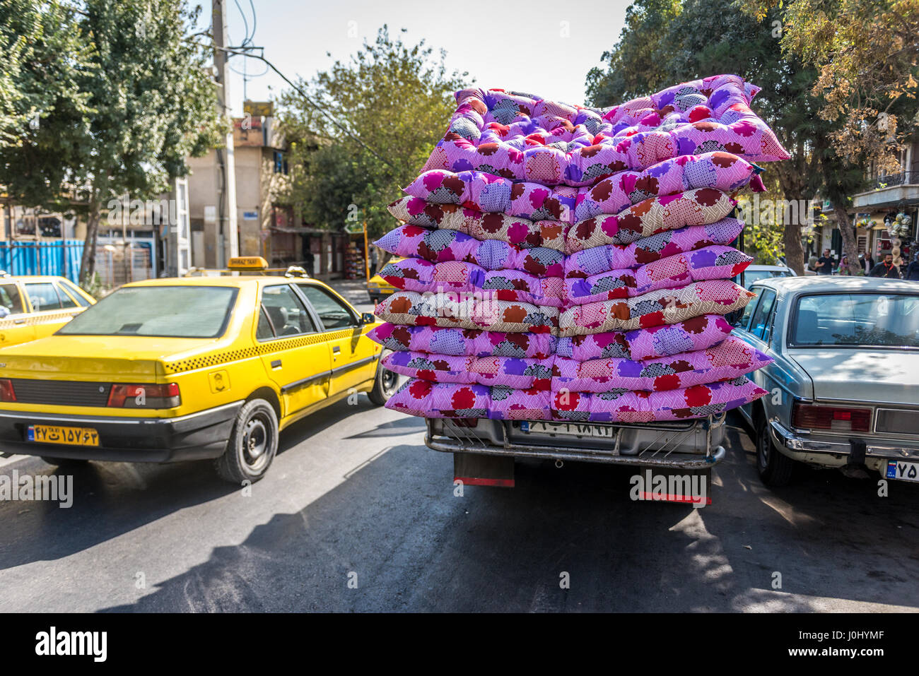 Abholung mit Matratzen in Shiraz, Hauptstadt der Provinz Fars im Iran  geladen Stockfotografie - Alamy