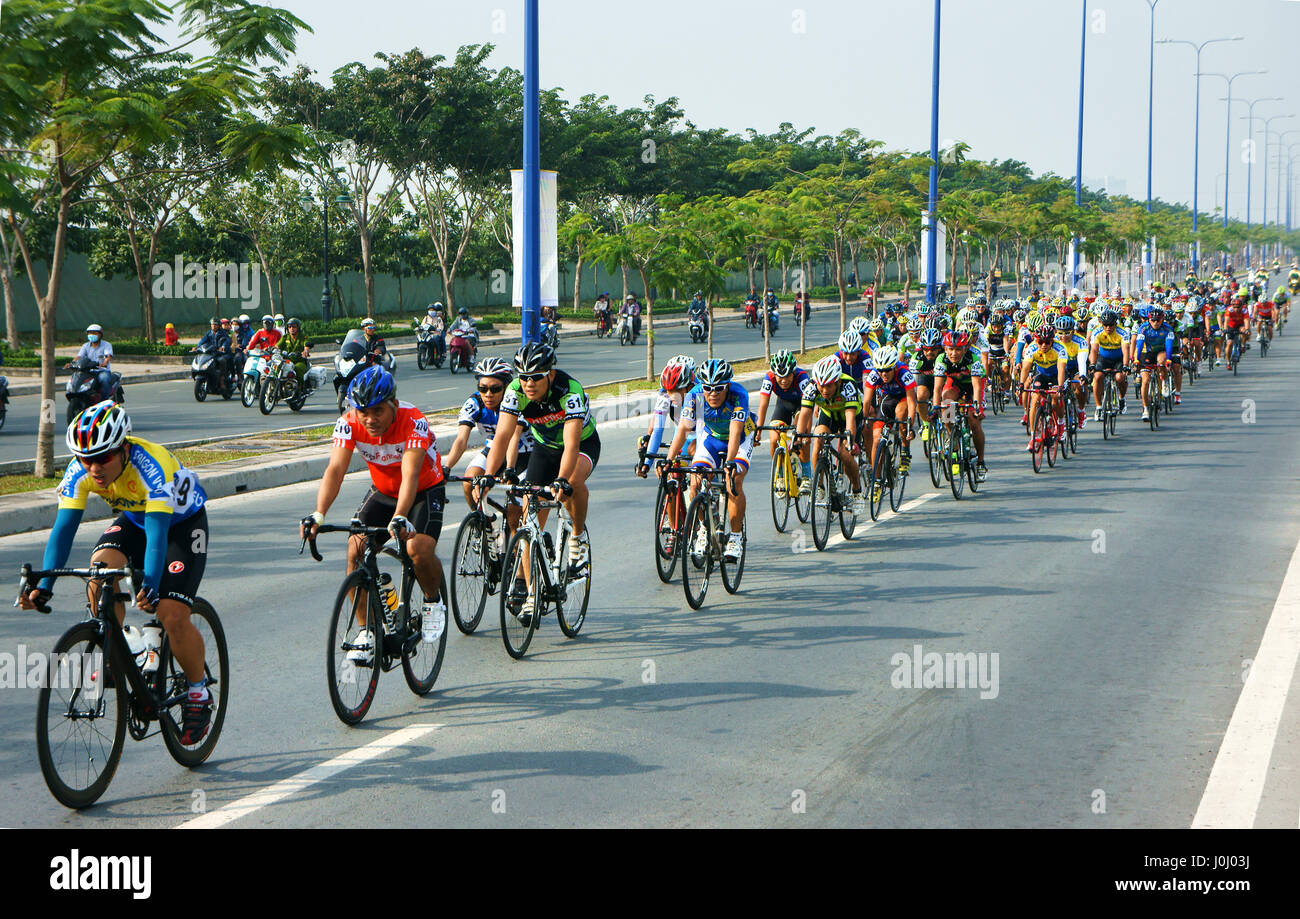 Ho-Chi-Minh-Stadt, Vietnam, Radrennen, sportliche Aktivität bei Asia, Verschleiß Fahrerhelm, Fahrrad in high-Speed, Geist, vietnamesische Fahrer in Aktion Stockfoto