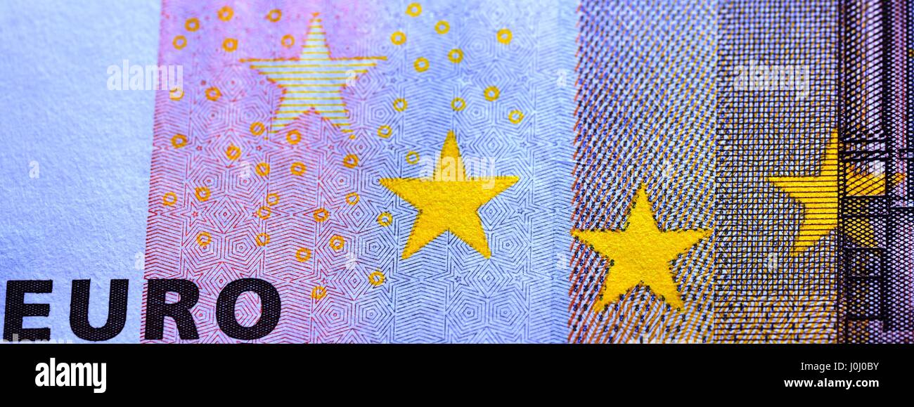 Makroaufnahme einer beobachten einen 50 Euro-Schein mit gelben Sternen und das Wort euro Stockfoto