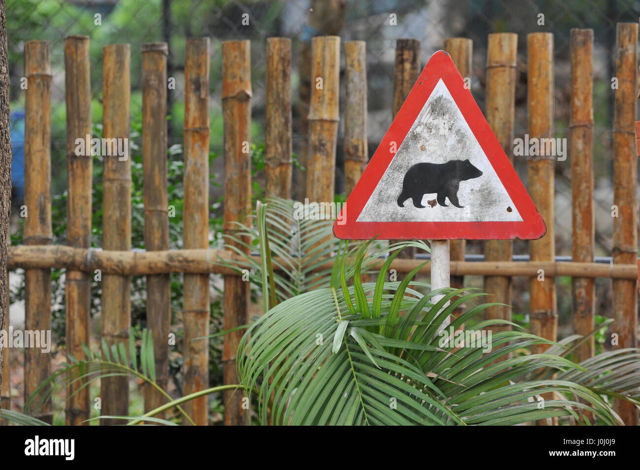 'Vorsicht Bären" Schild, Phnom Tamao Wildlife Rescue Center, Provinz Takeo, Kambodscha. Credit: Kraig Lieb Stockfoto