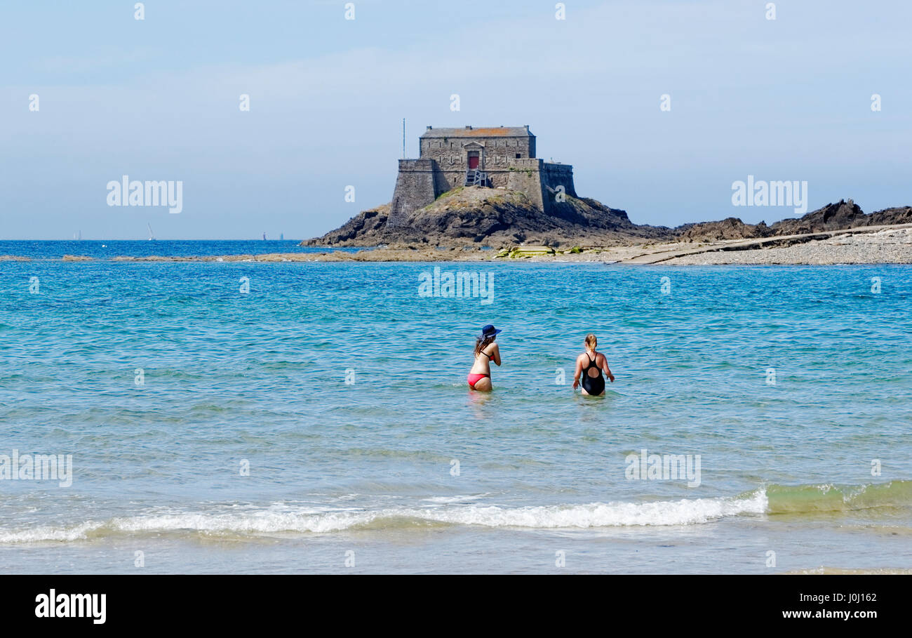 Zwei Frauen Baden vor Petit Bé-Festung, Saint-Malo Bucht (Ille et Vilaine, Bretagne, Frankreich). Stockfoto