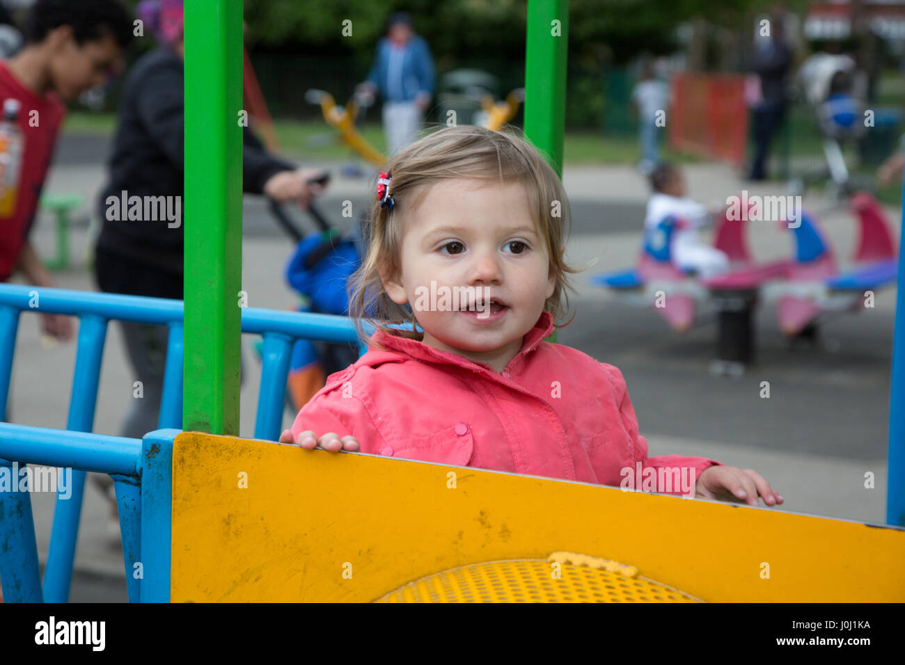 Mädchen Kleinkind 16 Monate in einen öffentlichen Park Spielplatz Stockfoto