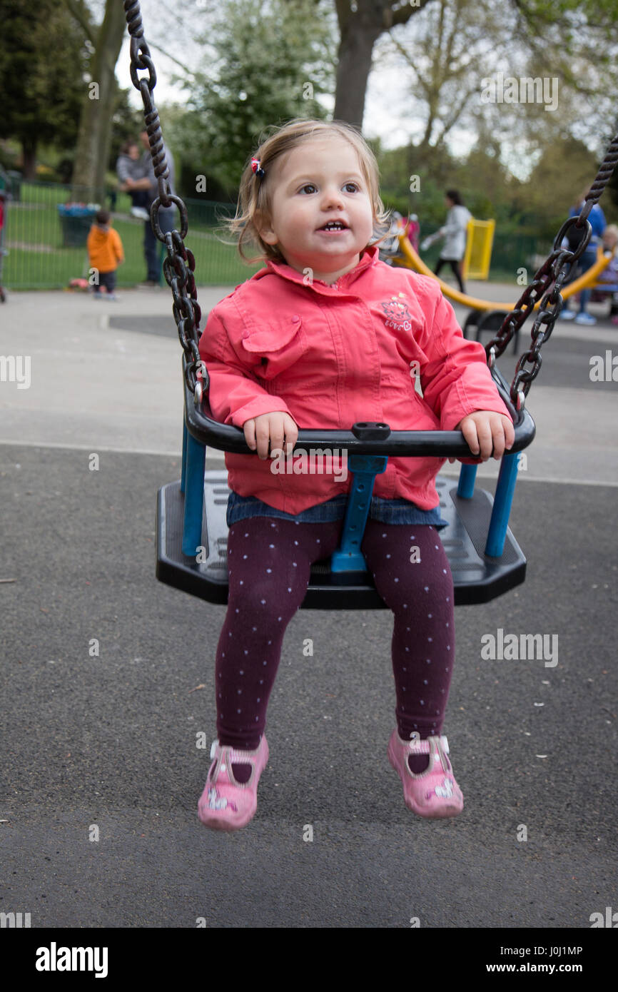 Mädchen Kleinkind 16 Monate in einen öffentlichen Park Spielplatz Stockfoto