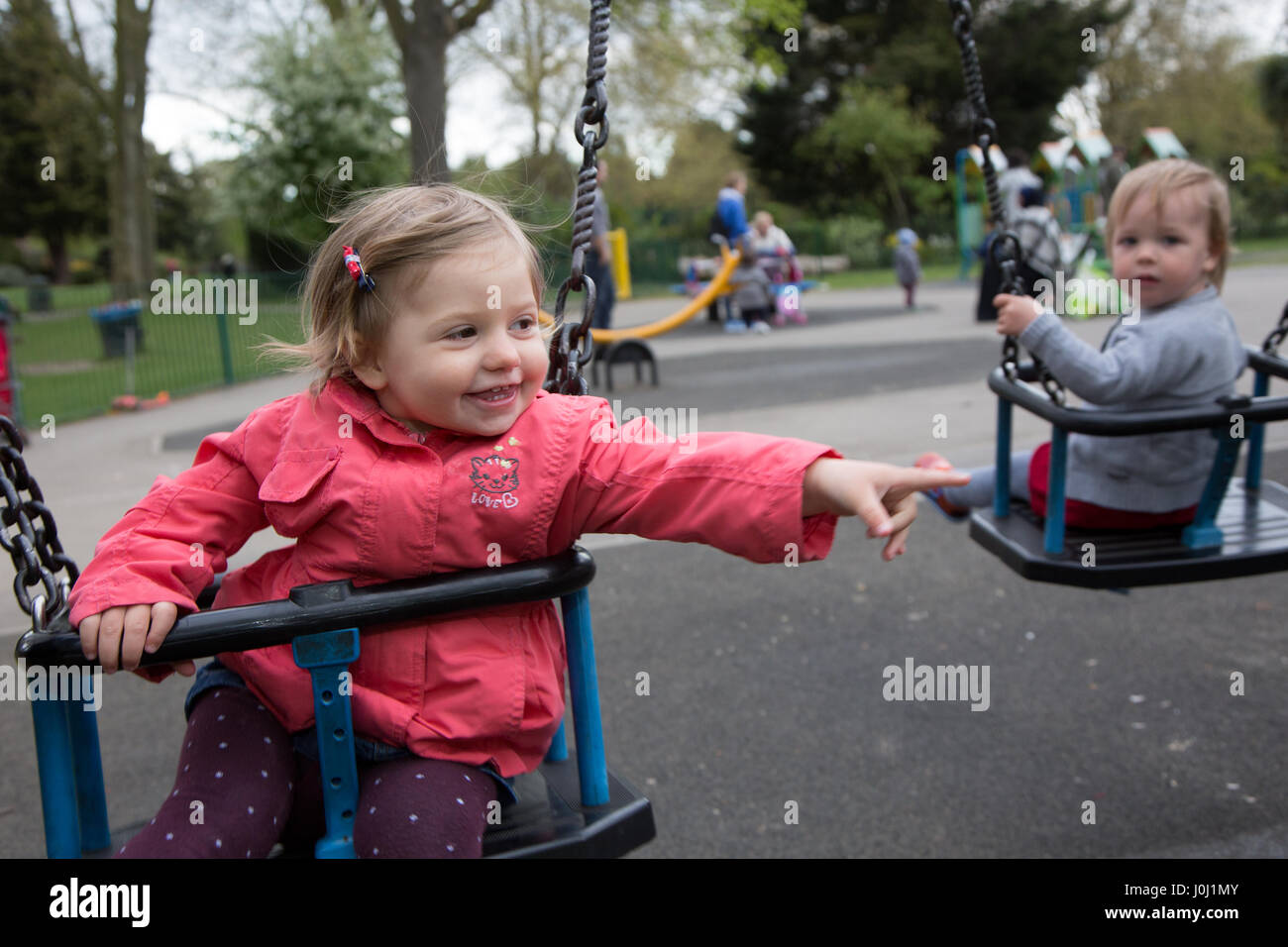 Mädchen Kleinkind 16 Monate in einen öffentlichen Park Spielplatz Stockfoto