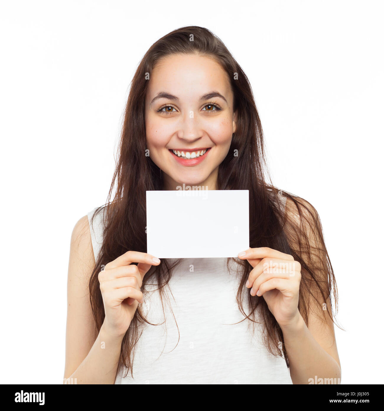 Fröhliche junge Frau zeigt eine leere Tafel, isoliert auf weiss Stockfoto