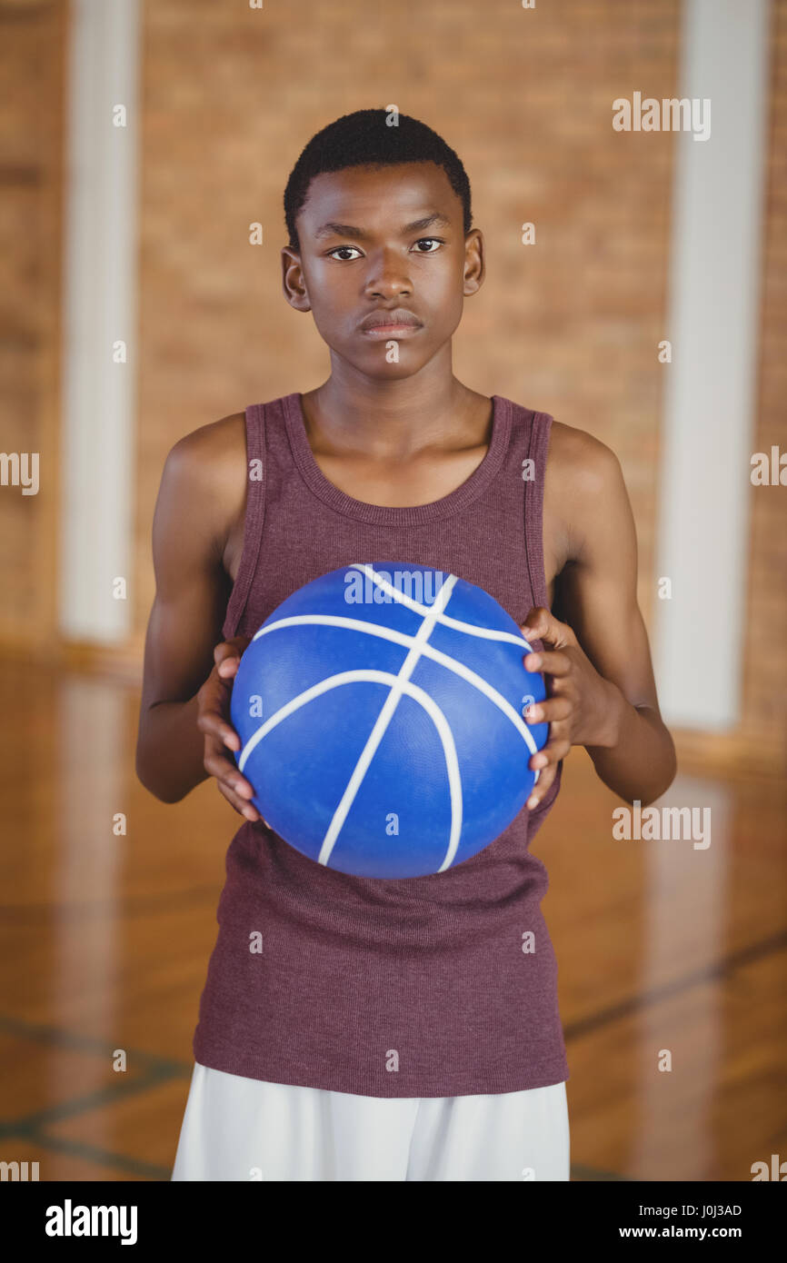 Porträt von zuversichtlich Gymnasiast Basketball in das Gericht halten Stockfoto