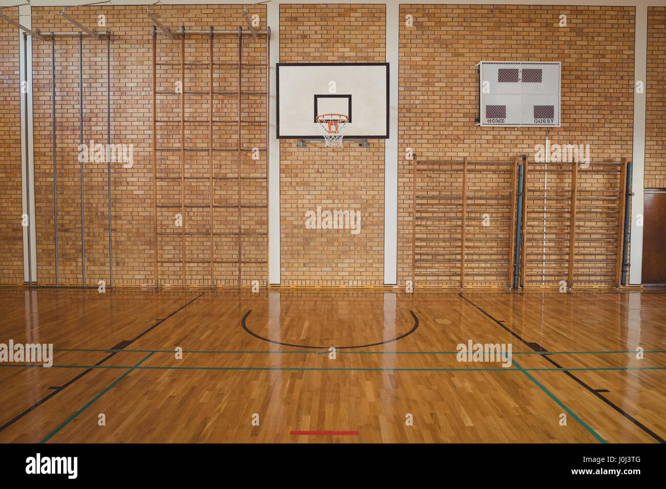 Leere Basketballplatz in der High school Stockfoto