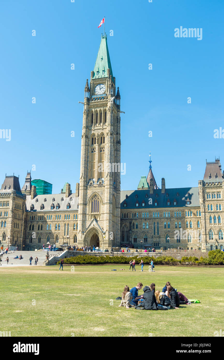 Peace Tower des kanadischen Parlamentsgebäude in Ottawa. Menschen ruht auf dem Rasen vor kanadischen Parlament Centre Block. Stockfoto