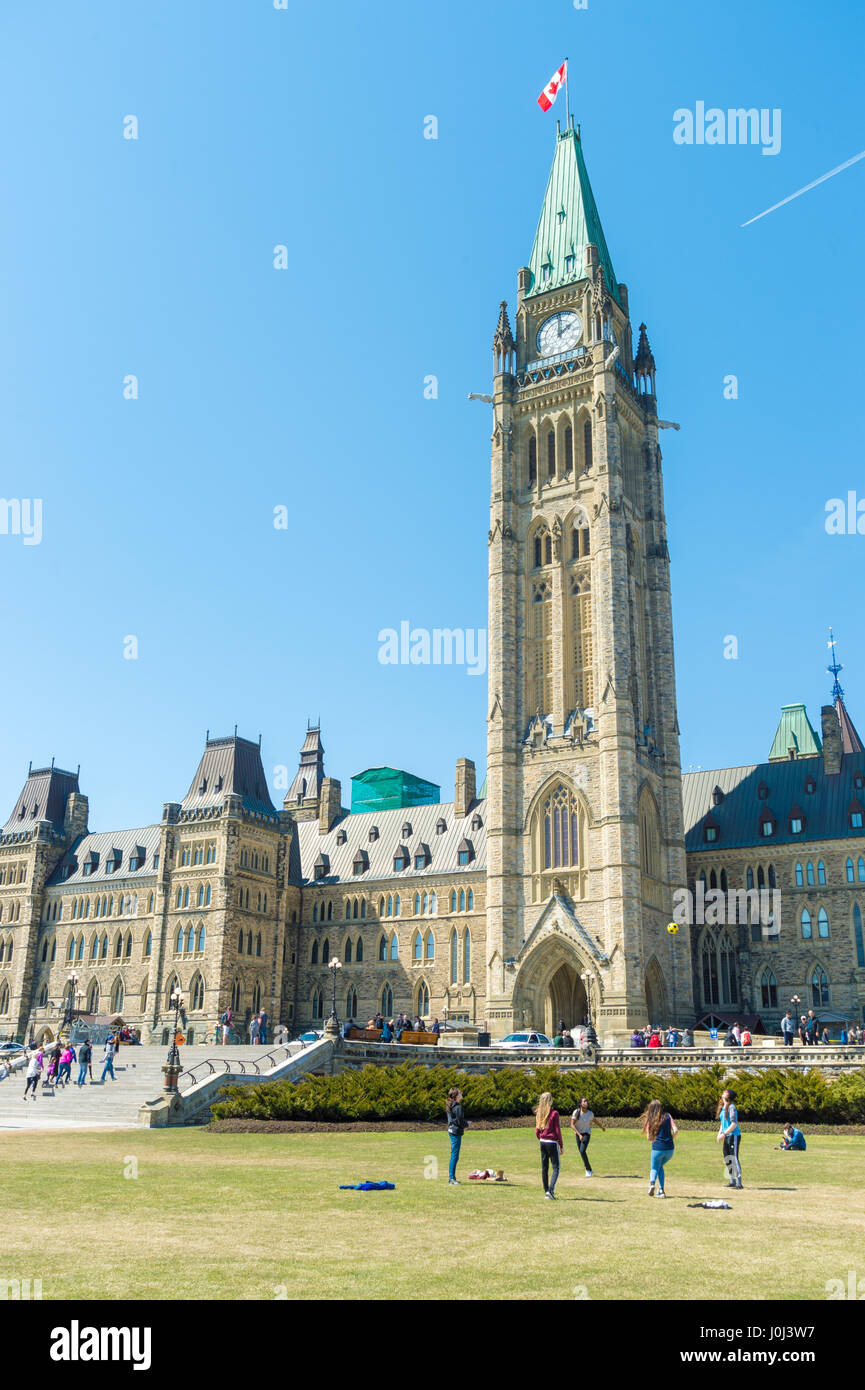 Ottawa, Kanada 15. April 2016: Leute, die Spaß vor kanadischen Parlament Centre Block. Stockfoto