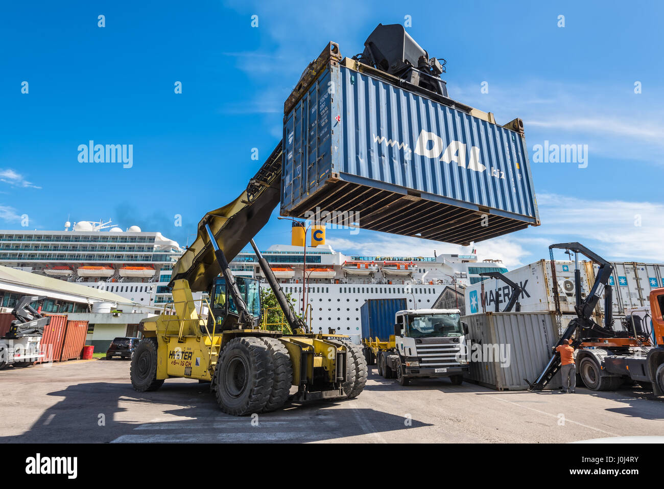 Victoria, Mahe, Seychellen - 16. Dezember 2015: Gabelstapler Umgang mit Box Containerbeladung auf Werft im Hafen von Victoria, Mahé, Seychellen. Stockfoto