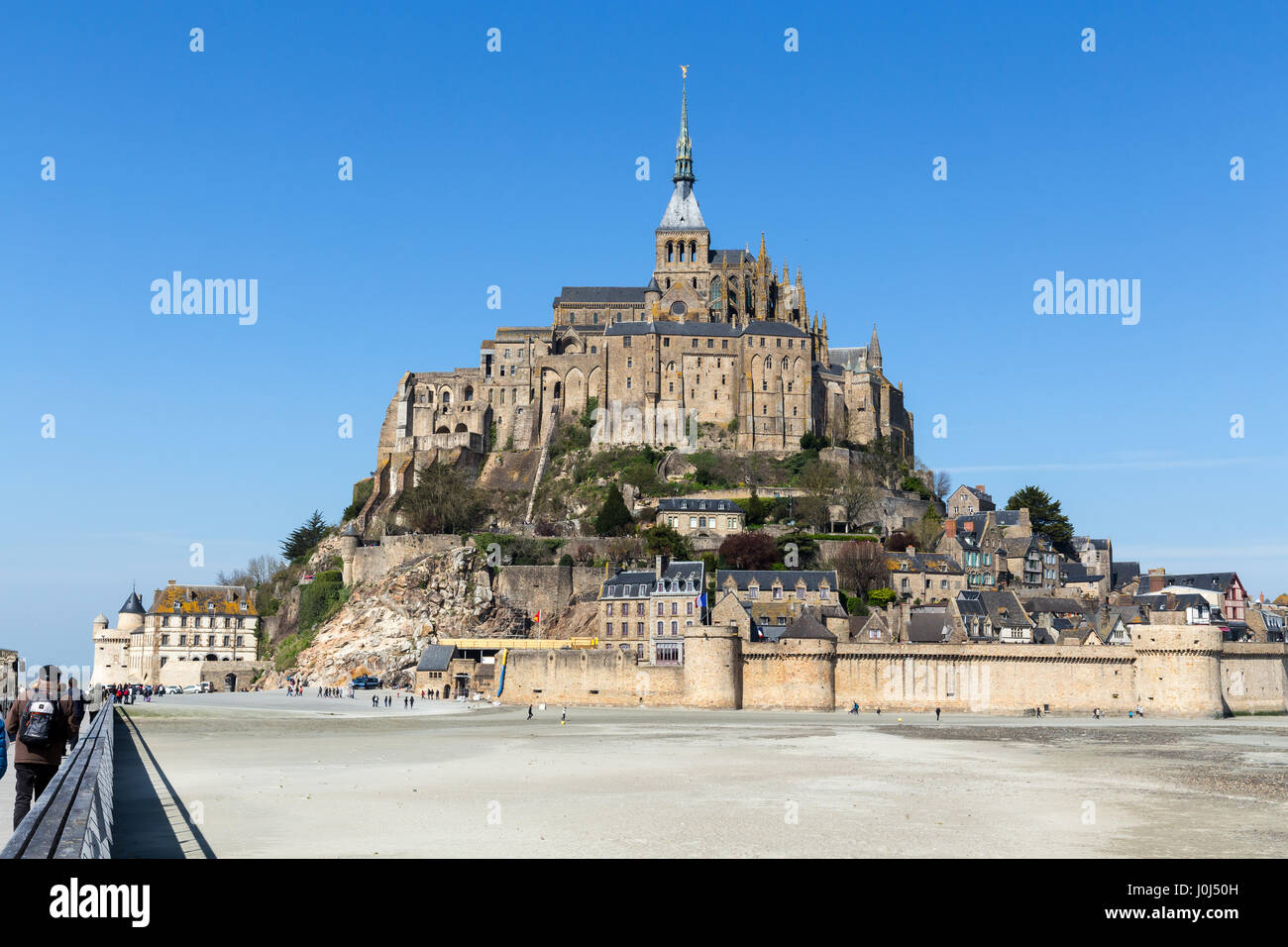 Panoramablick auf die berühmte Gezeiteninsel Le Mont Saint-Michel und die Abtei Saint-Michel in der Normandie, im Departement Manche, Frankreich. Stockfoto