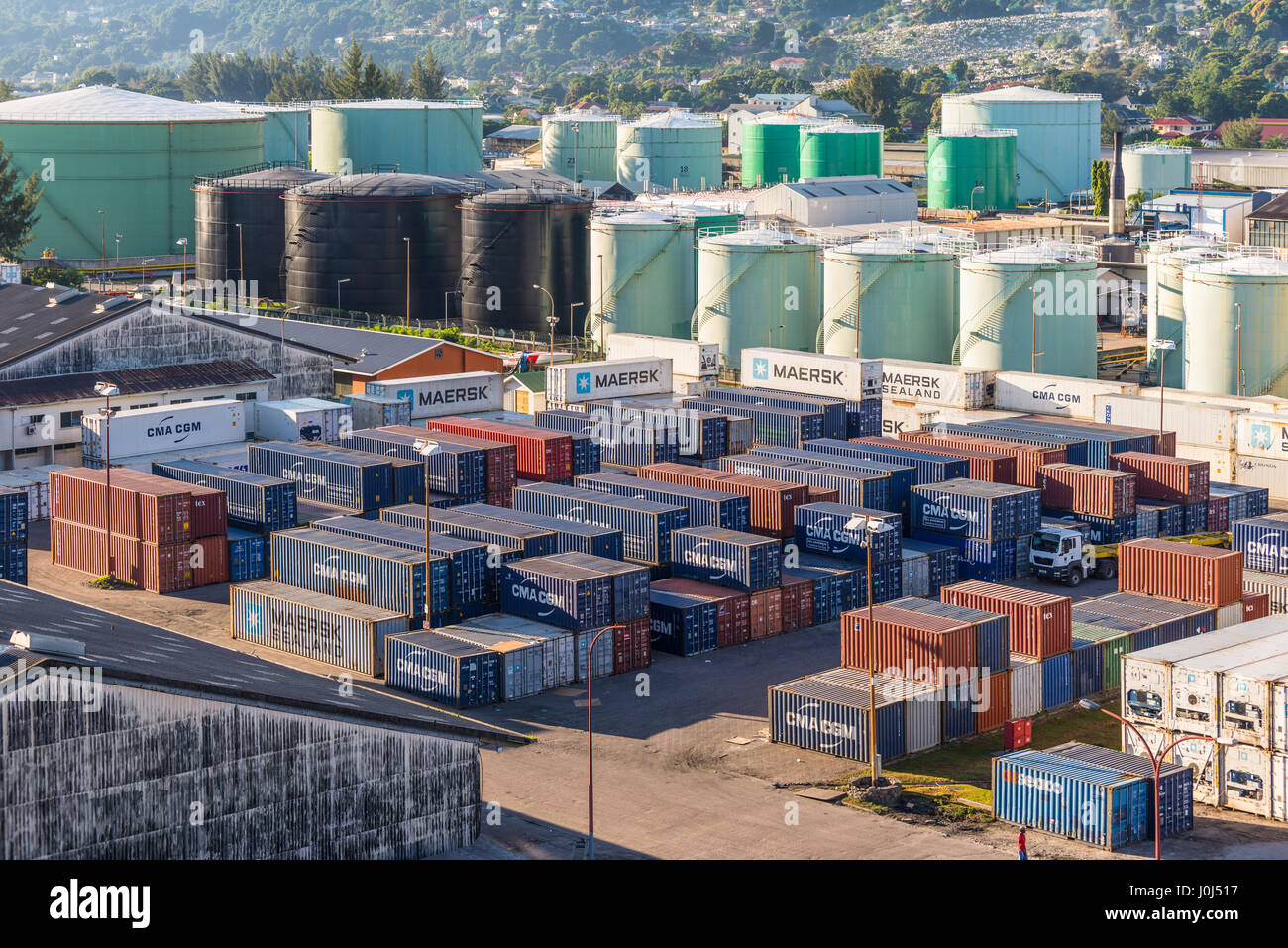 Victoria, Mahé, Seychellen - 17. Dezember 2015: Brennstoff Lagerung und Fracht Container gestapelt in der Schifffahrt Hof für Transport, Import, Export, l Stockfoto