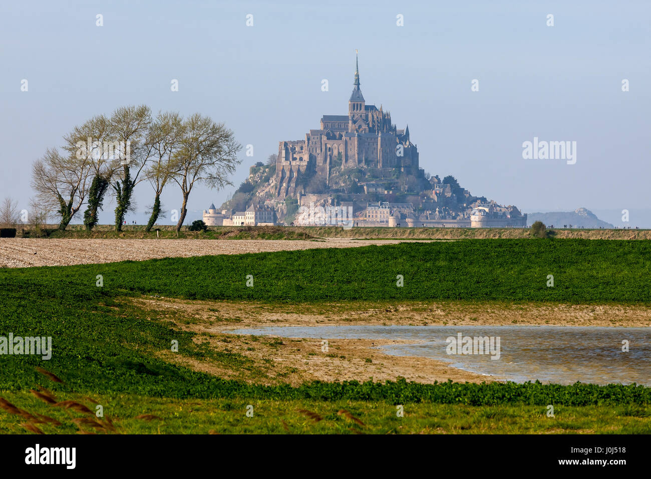 Panoramablick auf die berühmte Gezeiteninsel Le Mont Saint-Michel und die Abtei Saint-Michel in der Normandie, im Departement Manche, Frankreich. Stockfoto