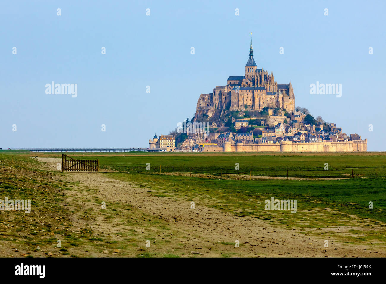 Panoramablick auf die berühmte Gezeiteninsel Le Mont Saint-Michel und die Abtei Saint-Michel in der Normandie, im Departement Manche, Frankreich. Stockfoto