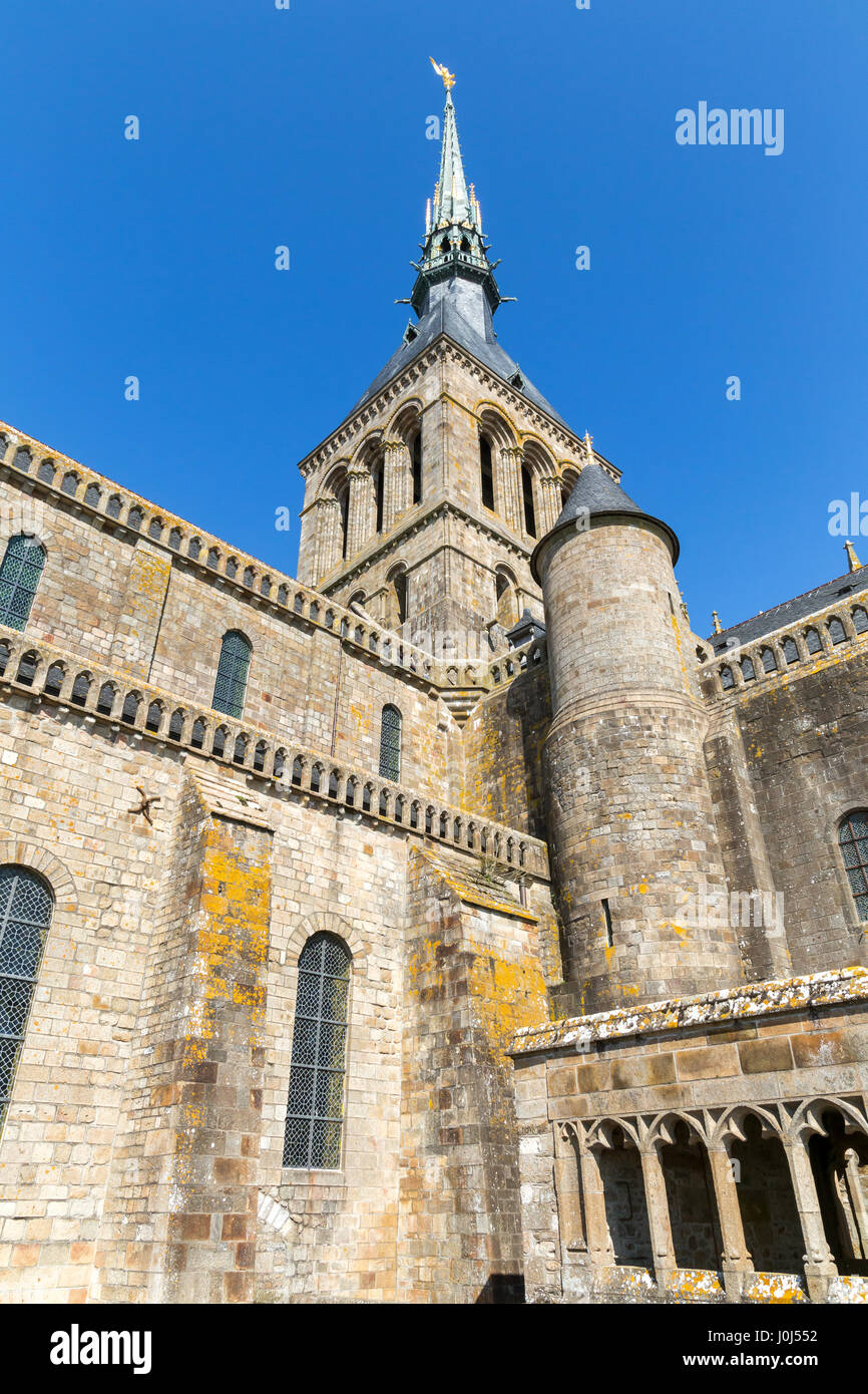 Die mittelalterliche Abtei Mont-Saint-Michel auf einer Gezeiteninsel und einer Festlandgemeinde in der Normandie, im Département Manche, Frankreich. Stockfoto