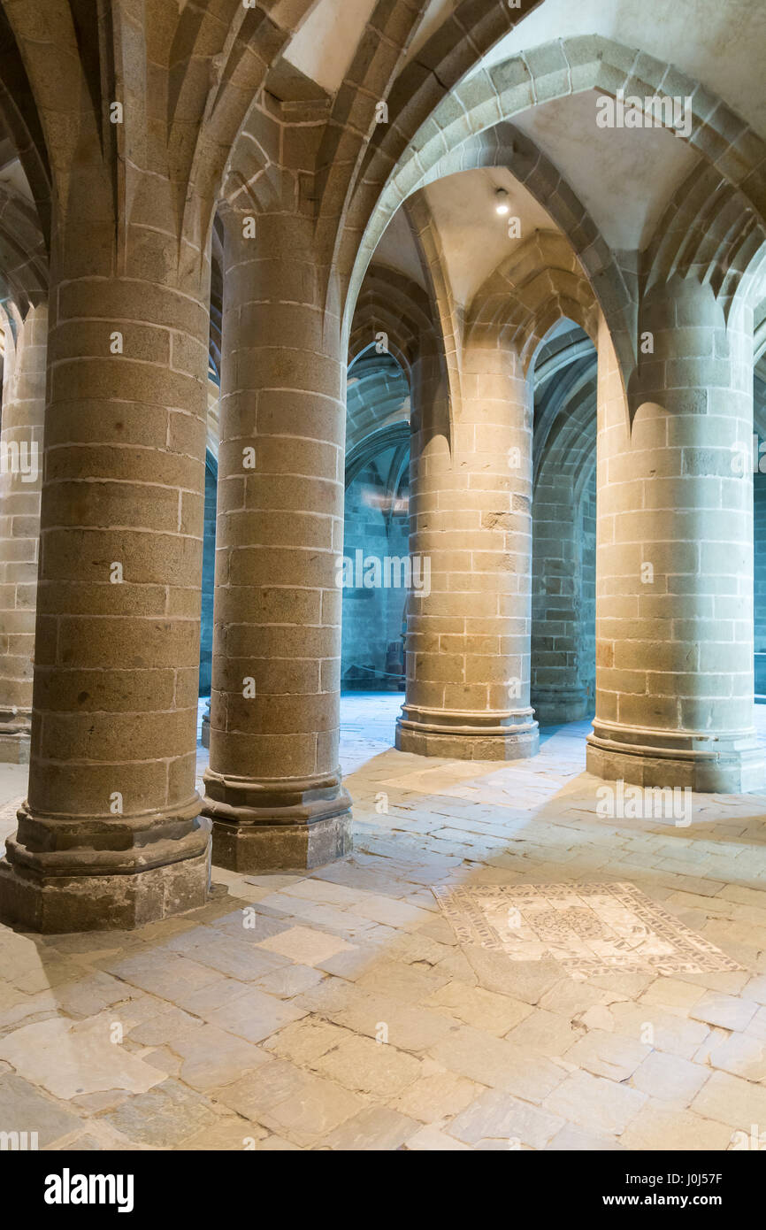 Dicke Steinkrypten unter dem Querschiff der Abteikirche Mont-Saint-Michel in der Normandie im Departement Manche, Frankreich. Stockfoto