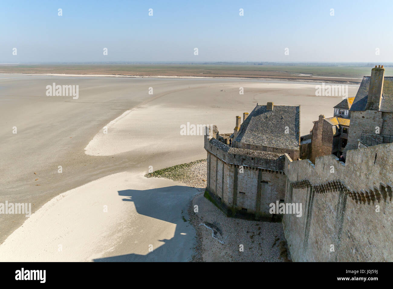 Blick von der Abtei Mont-Saint-Michel auf einer Gezeiteninsel und einer Festlandgemeinde in der Normandie, im Département Manche, Frankreich. Stockfoto