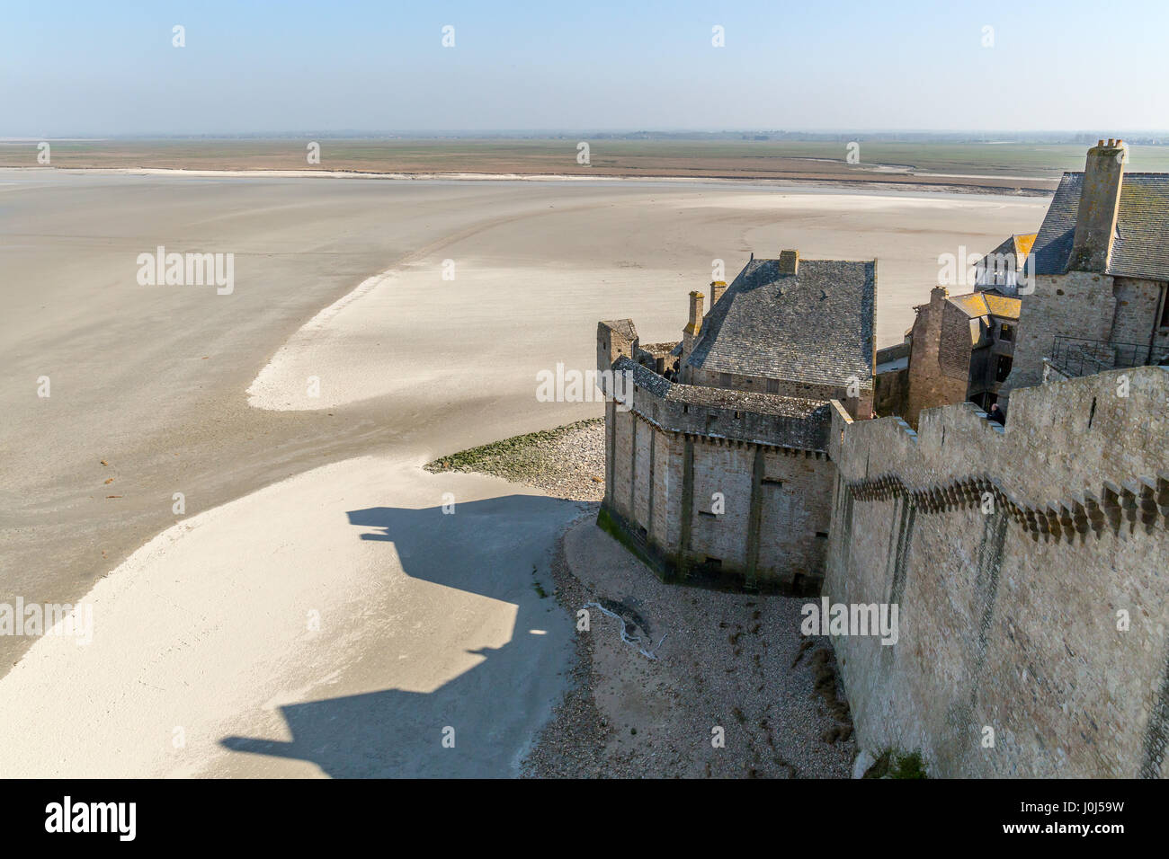 Blick von der Abtei Mont-Saint-Michel auf einer Gezeiteninsel und einer Festlandgemeinde in der Normandie, im Département Manche, Frankreich. Stockfoto