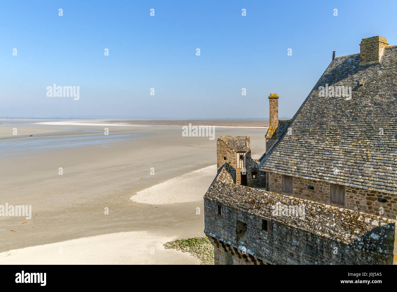 Blick von der Abtei Mont-Saint-Michel auf einer Gezeiteninsel und einer Festlandgemeinde in der Normandie, im Département Manche, Frankreich. Stockfoto