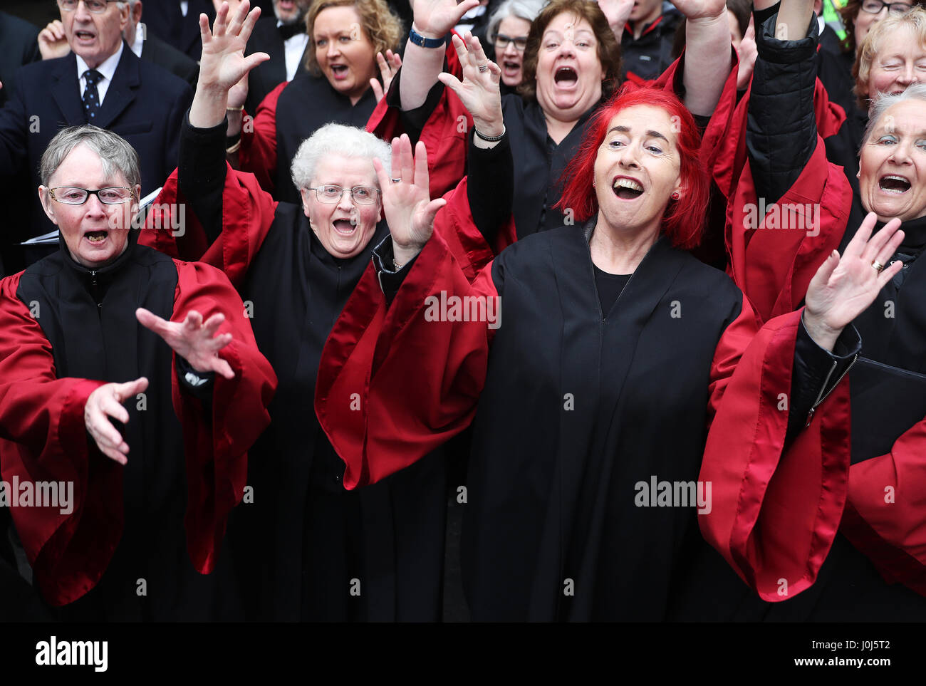Mitglieder der Muttergottes Choral Society, begleitet vom Dublin Händelschen Orchester, während ein Outdoor-Performance auf Fishamble Street, Dublin, von Händels Messias. Stockfoto