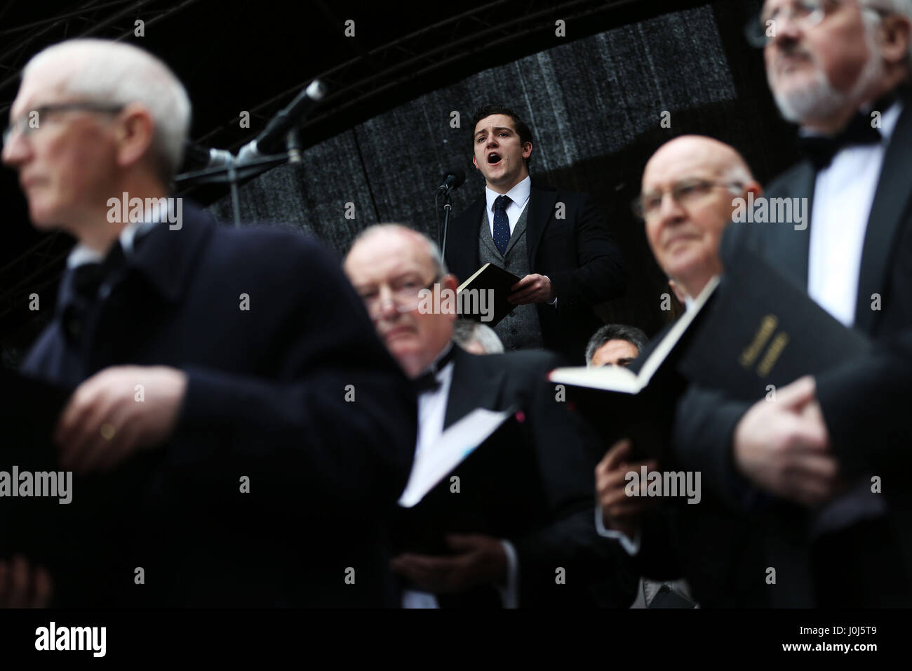 Tenor Peter O'Reilly zusammen mit Mitgliedern der Muttergottes Choral Society, begleitet vom Dublin Händelschen Orchester, während ein Outdoor-Performance auf Fishamble Street, Dublin, von Händels Messias. Stockfoto