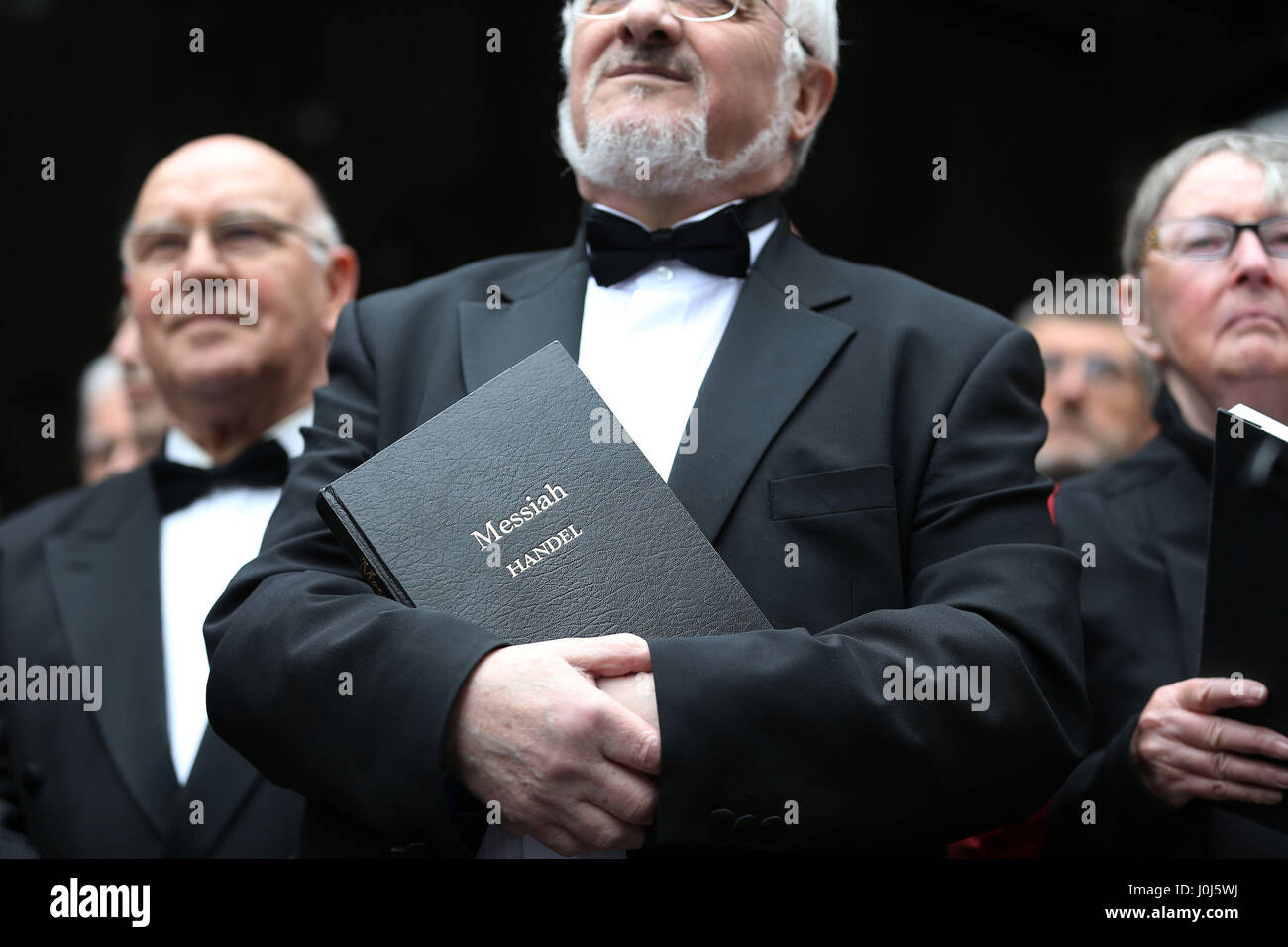 Mitglieder der Muttergottes Choral Society, begleitet vom Dublin Händelschen Orchester, während ein Outdoor-Performance auf Fishamble Street, Dublin, von Händels Messias. Stockfoto