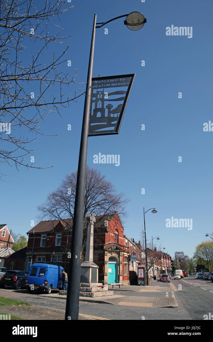 Eisen Arbeit am Straßenrand Schild "Welcome to Heaton Mersey" Dorf zwischen Didsbury und Stockport in Greater Manchester Didsbury unterwegs durch Kenotaph von Kirche Stockfoto