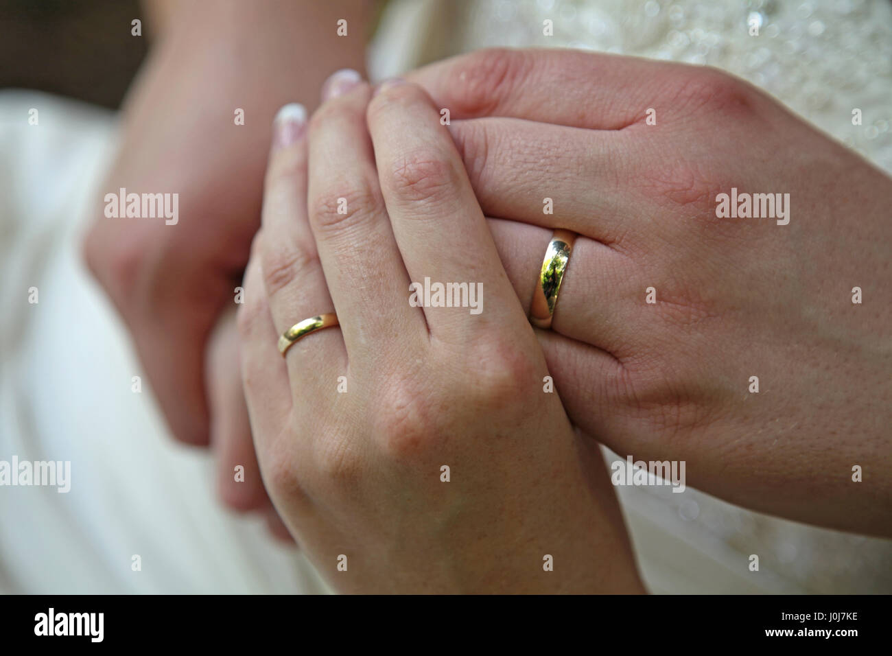 In der Nähe von frisch vermählte Ehepaar's Hände mit ihrer Hochzeit Ringe angezeigt Stockfoto