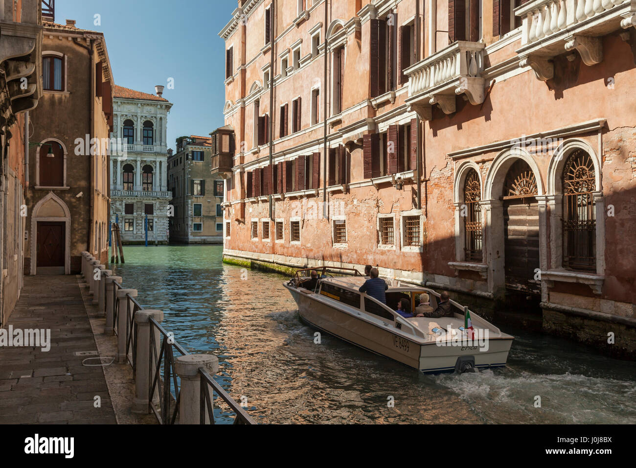 Anfang Frühling Nachmittag an einem Kanal im Sestiere Cannaregio, Venedig, Italien. Stockfoto