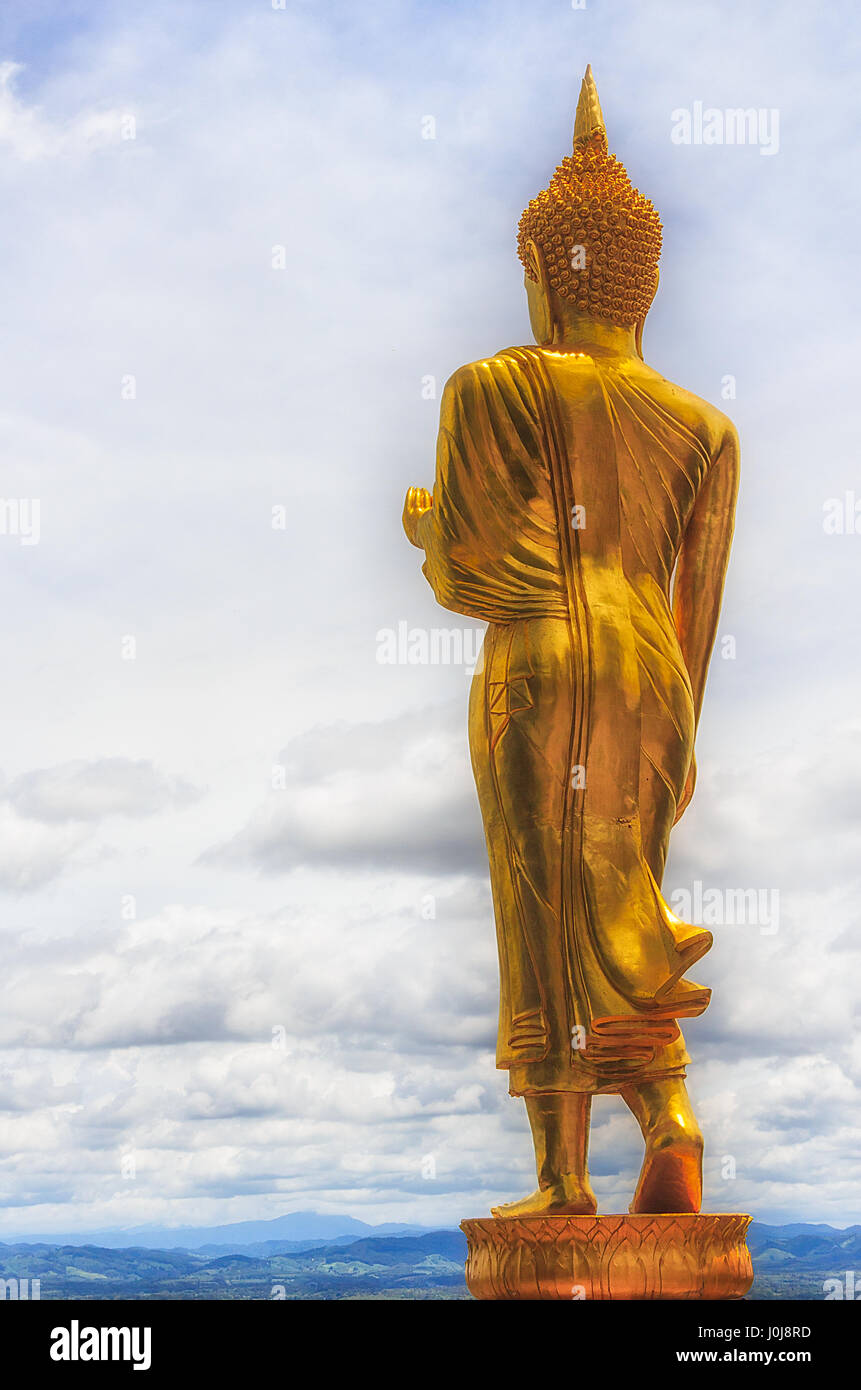 Goldene Buddha-Statue und blauer Himmel in thai Tempel, Wat Phra, dass Khao Noi in Nan Provinz, Nordthailand Stockfoto