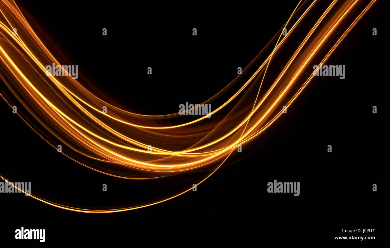 Gold Licht Malerei Fotografie-Kurve über einen schwarzen Hintergrund. Lange Belichtung Foto von warmen Gelb Lichterketten in eine abstrakte swoosh Muster Stockfoto