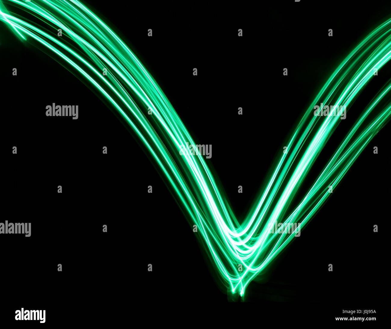 Grünes Licht Malerei Fotografie, V-Form parallele Linien auf schwarzem Hintergrund Stockfoto