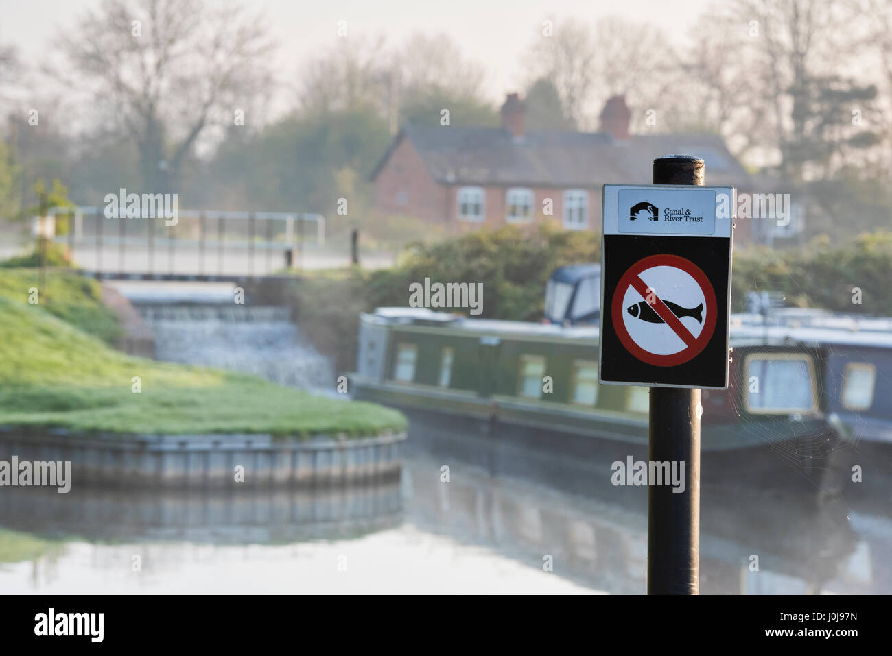 Kein Fischen Zeichen durch die Kreuzung des Grand Union und Stratford Kanäle bei Lapworth. Warwickshire, England Stockfoto