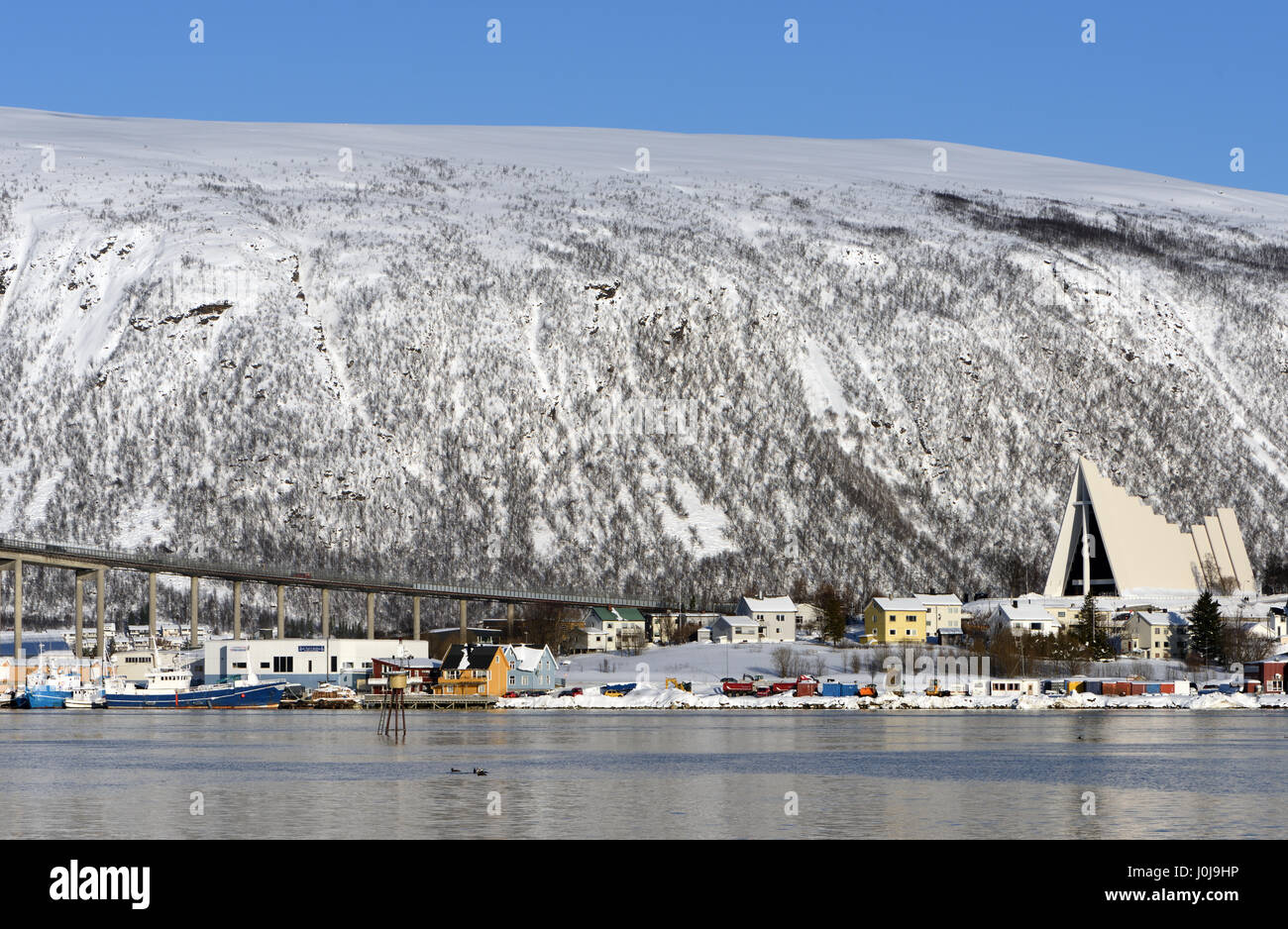 Die Eismeerkathedrale und das Ende der Tromsø-Brücke. Tromsø, Troms, Norwegen. Stockfoto