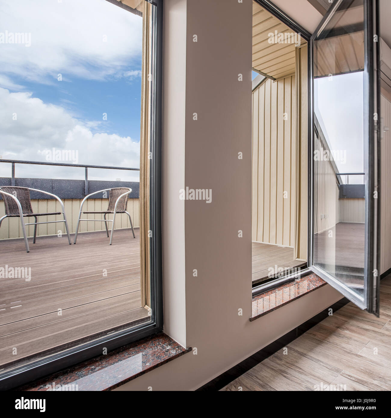 Luxuriöse Wohnlandschaft mit großen Fenstern und Ausgang auf den modernen Balkon Stockfoto