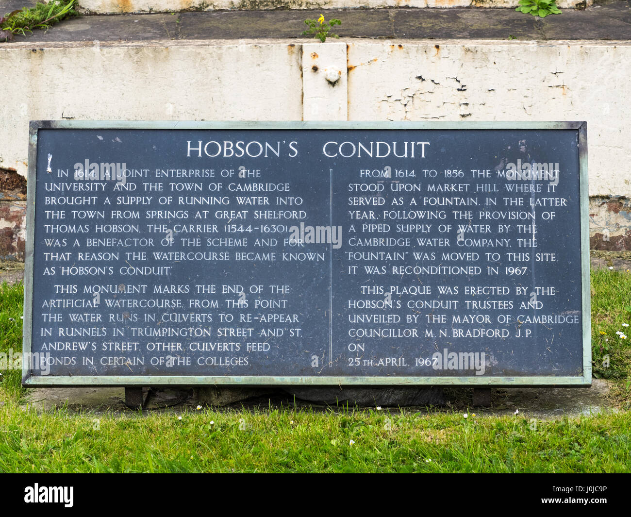 Beschreibendes Zeichen auf dem dekorativen Brunnen auf Hobsons Conduit, Cambridge, UK. Die Leitung wurde ursprünglich gebaut, um in sauberen Quellwasser zu bringen Stockfoto
