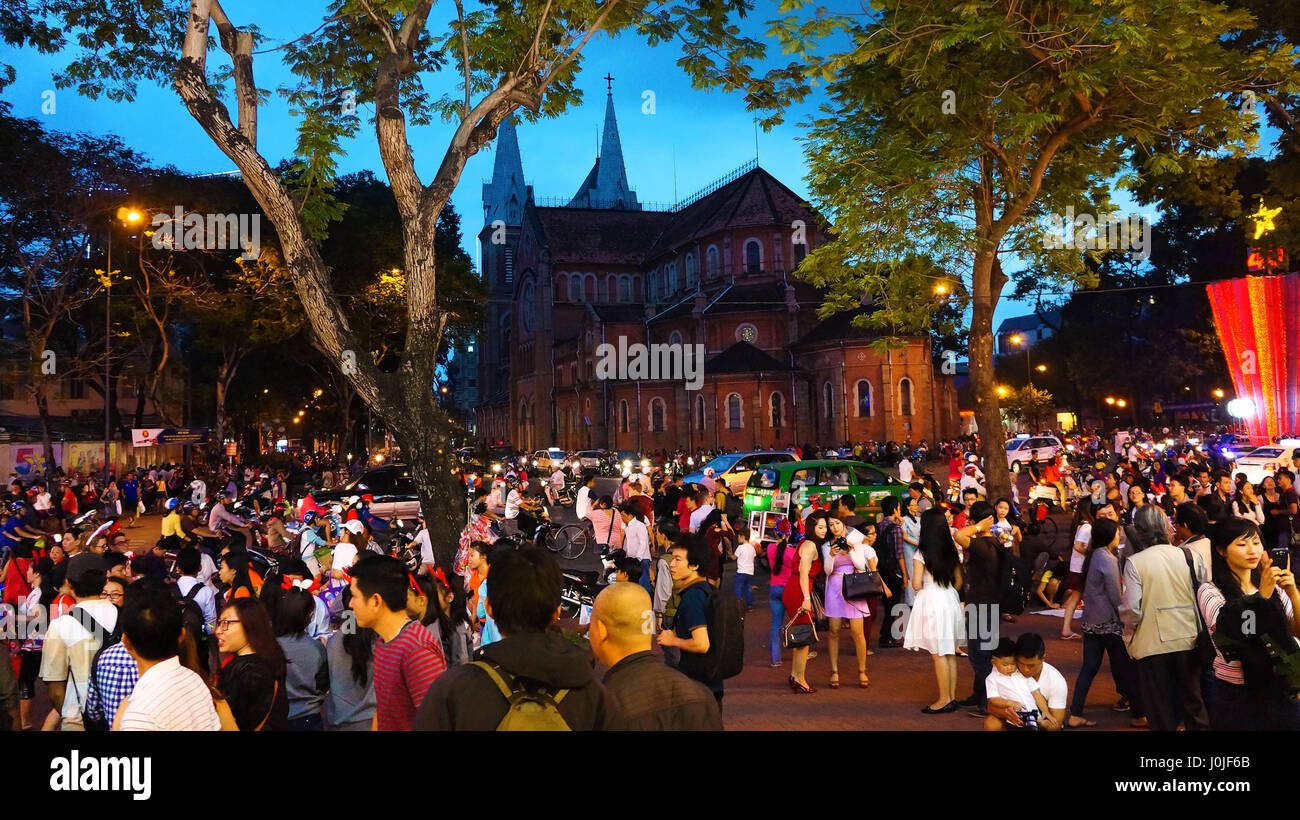 HO-CHI-MINH-Stadt, Vietnam, Amazing städtisches Motiv Weihnachten Urlaub, Menschenmenge am Duc Ba Dom, überfüllten Atmosphäre, Stau, Vietnam Stockfoto