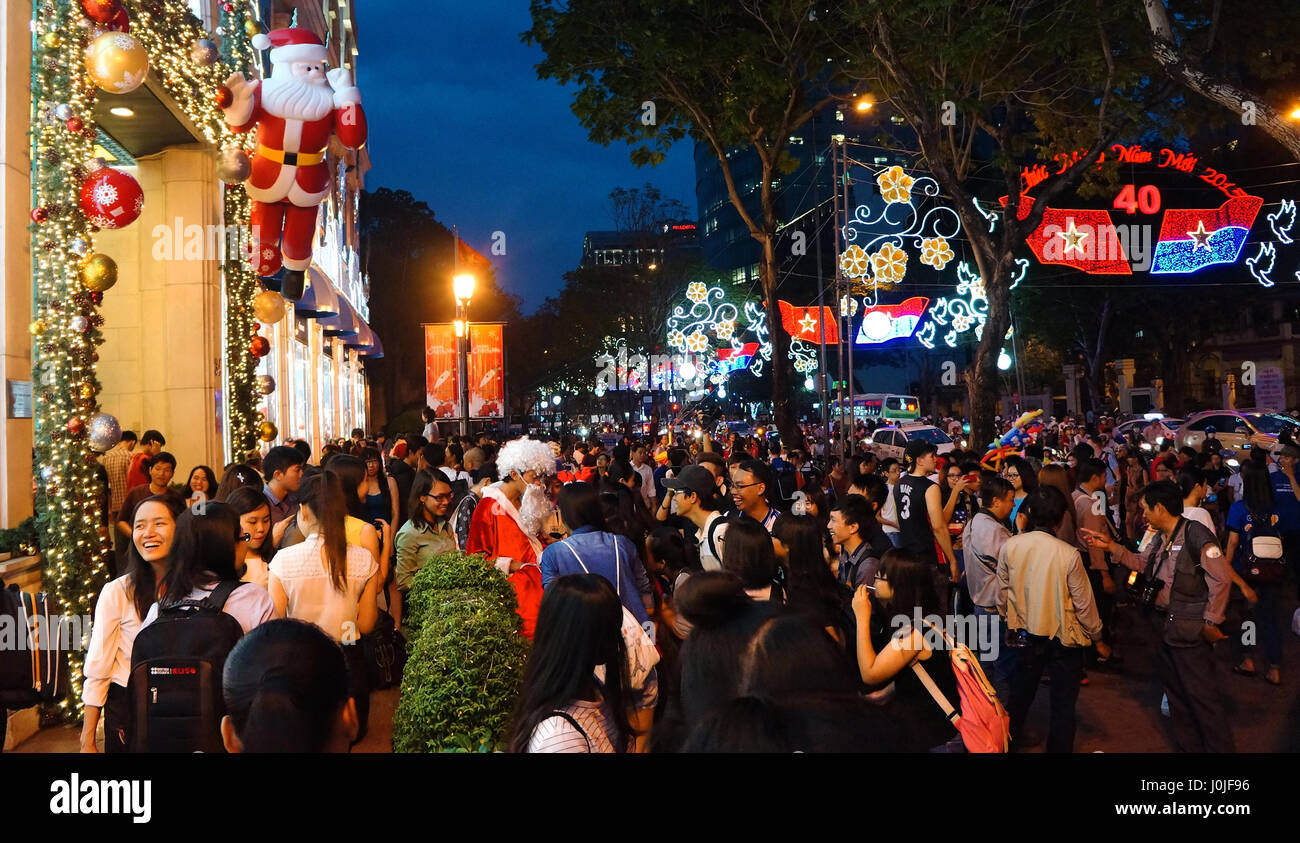 HO-CHI-MINH-Stadt, Vietnam, Amazing städtisches Motiv Weihnachten Urlaub, Masse Menschen Innenstadt, überfüllt, lebhafte Atmosphäre, Vietnamesisch auf bunte Straße Stockfoto