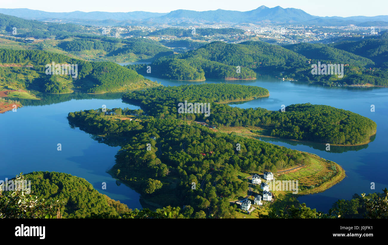 Fantastische Landschaft Eco See, Dalat Reisen, Viet Nam, Villa im Wald, Eindruck Form der Hügel, Berg aus hohen, wunderbar für Ökotourismus Stockfoto