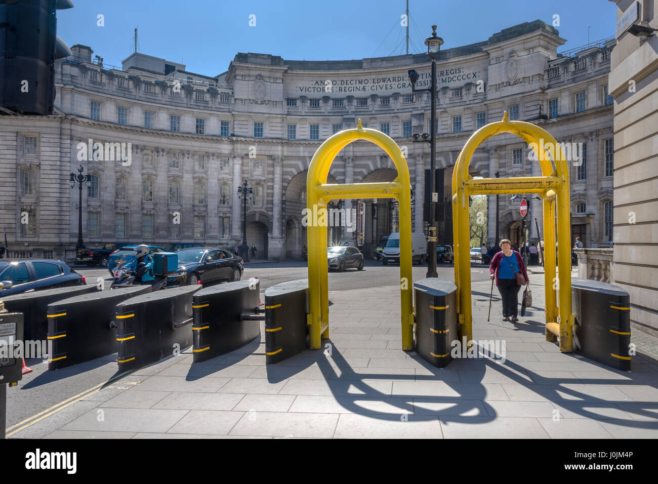 Die beeindruckende anti-Terror-Barrieren außerhalb von Admiralty Arch auf der Mall in der Nähe von Trafalgar Square im Zentrum von London, England. Stockfoto