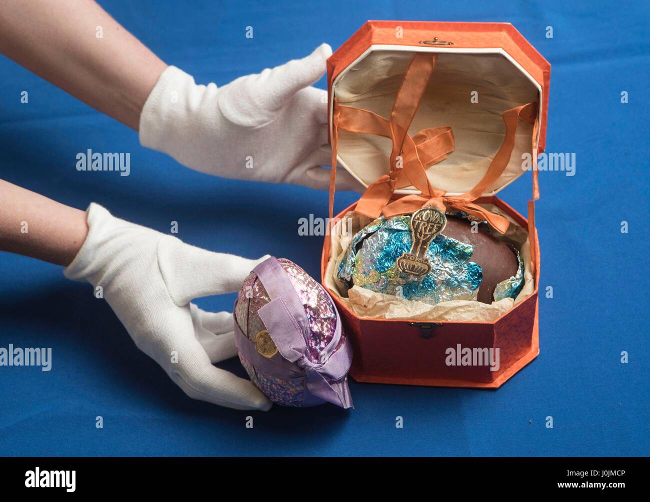 A verpackt Terryâ€™ s Schokoladen Osterei und ein Rowntree Osterei, geglaubt, um mehr als 90 Jahre alt und zwei der ältesten gewickelt Ostereier in der Welt, im York Castle Museum in York. Stockfoto