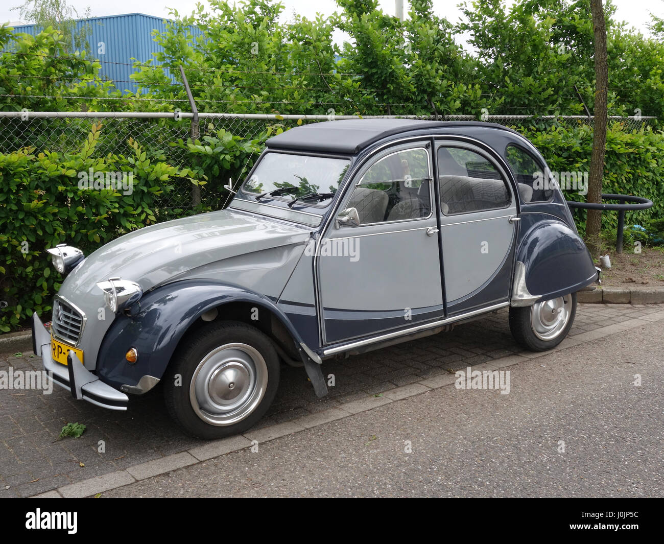 Citroen 2cv (Deux Chevaux) in attraktiven dunklen und hellen grauen Farbgebung Stockfoto